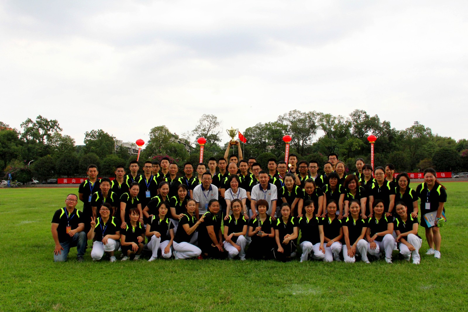 運(yùn)動(dòng)員合影.jpg 運(yùn)動(dòng)員合影.jpg