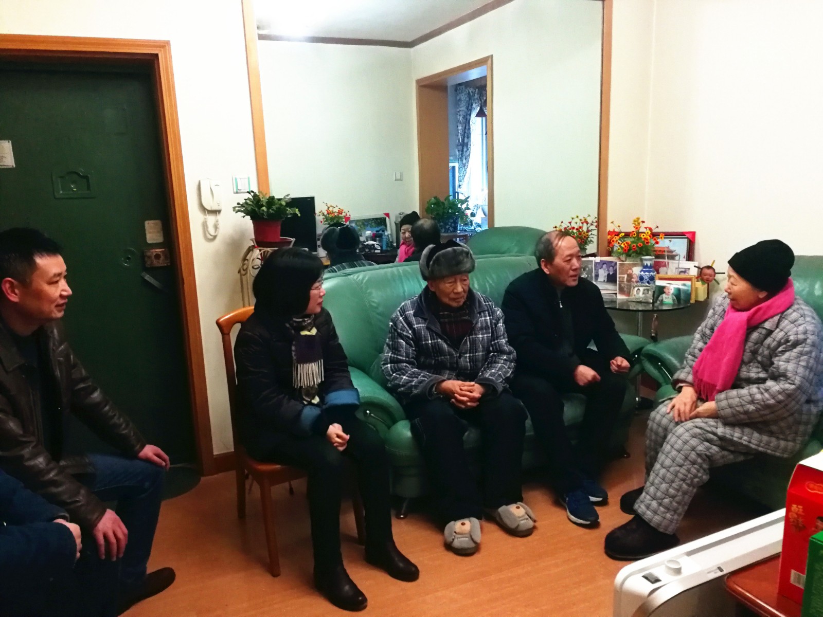 2.慰問退休老領導何義章.jpg 2.慰問退休老領導何義章.jpg