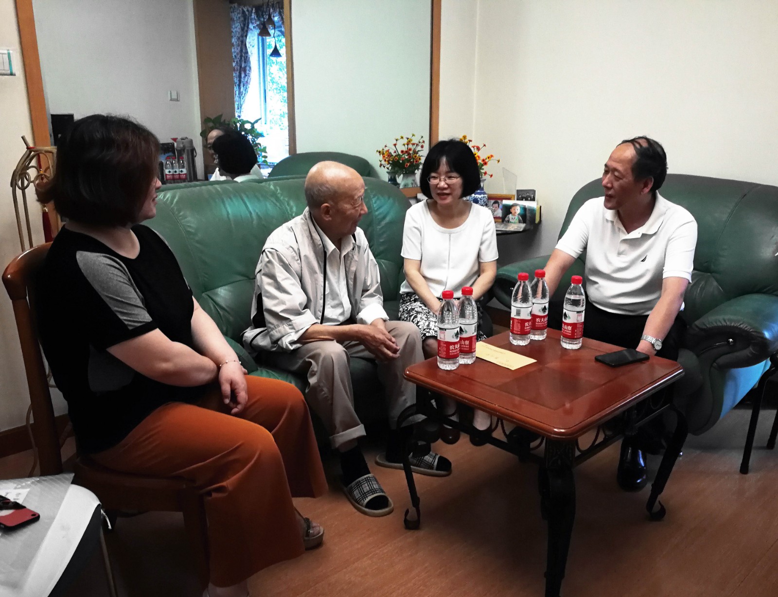 慰問(wèn)老黨員何義章.jpg 慰問(wèn)老黨員何義章.jpg